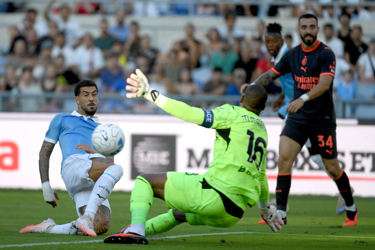 ROMA, ITÁLIA - 12 DE SETEMBRO: Mattia Zacagni da SS Lazio disputa a bola com Mike Mignon do AC Milan durante a partida da Série A entre SS Lazio e AC Milan no Stadio Olimpico em 12 de setembro de 2026 em Roma, Itália. (Foto de Marco Rossi - SS Lazio/Getty Images)