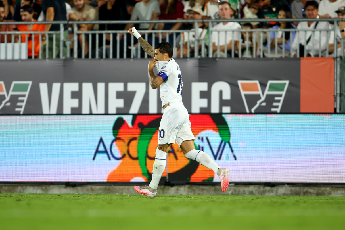 VENEZA, ITÁLIA - 19 DE SETEMBRO: Mattia Caccagni da SS Lazio comemora depois de marcar o gol de abertura de seu time durante a partida da Série A entre Venezia FC e SS Lazio no Stadio Pier Luigi Benzo em 19 de setembro de 2026 em Veneza, Itália. (Foto de Maurício Lagana/Getty Images)