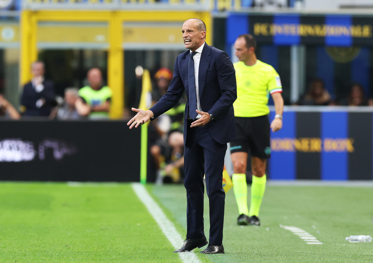 MILÃO, ITÁLIA - 05 DE SETEMBRO: O técnico do Napoli, Massimiliano Allegri, gesticula durante a partida da Série A entre FC Internazionale e SSC Napoli no Stadio Giuseppe Mezza em 05 de setembro de 2026 em Milão, Itália. (Foto de Cláudio Villa/Getty Images)
