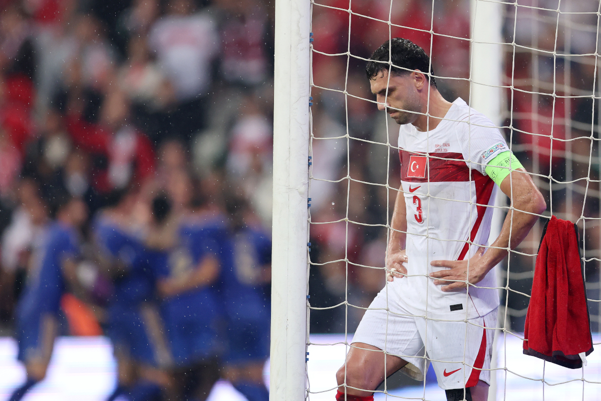 BURSA, TURQUIA - 28 DE SETEMBRO: O italiano David Fratessi (não na foto) reage ao turco Merih Demirel ao comemorar o segundo gol de seu time com seus companheiros durante a partida da fase de grupos da UEFA Nations League 2026/27 de setembro entre Turquia e Itália, no Spiedele Spiedele, em Spiedele. 28 de outubro de 2026 em Bursa, Turquia. (Foto de Ahmed Mora/Getty Images)