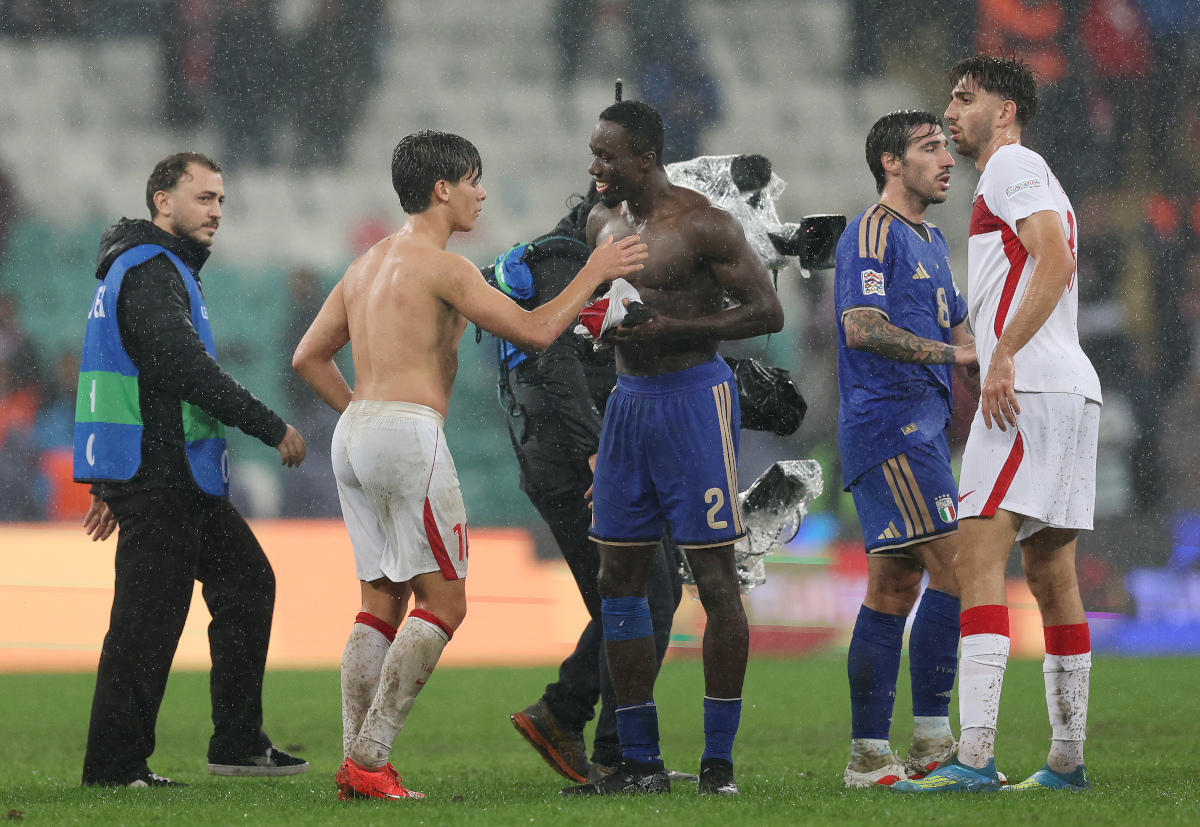 BURSA, TURQUIA - 28 DE SETEMBRO: Michael Gayot da Itália troca de camisa com Arta Guler da Turquia durante a partida da fase de grupos da UEFA Nations League 2026/27 entre Turquia e Itália no Estádio Atatürk Spor Komplexi Medley em 2 de setembro de 28. (Foto de Ahmed Mora / Getty Images)