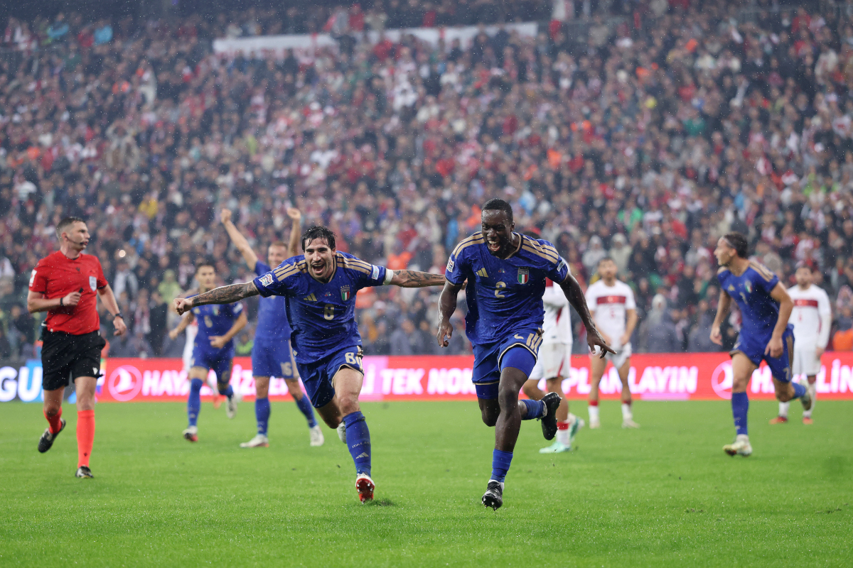BURSA, TURQUIA - 28 DE SETEMBRO: Michael Gayot, da Itália, comemora marcar o terceiro gol de seu time com o companheiro Sandro Donali. Durante a partida da fase de grupos da Liga das Nações 2026/27 da UEFA entre Turquia e Itália, no Atatürk Spor Kompleksi Matli Stadyuur, 26, 26, 28 28 B. Turquia. (Foto de Ahmed Mora/Getty Images)