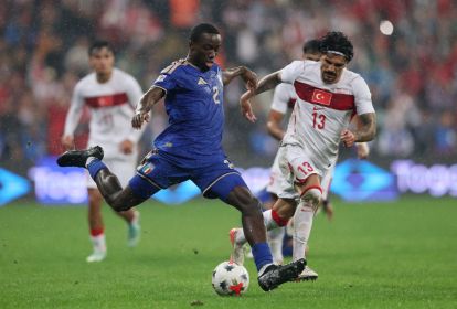 BURSA, TURKEY - SEPTEMBER 28: Michael Kayode of Italy crosses the ball under pressure from Eren Elmal of Turkiye during the UEFA Nations League 2026/27 group phase match between Türkiye and Italy at Atatürk Spor Kompleksi Matli Stadyumu on September 28, 2026 in Bursa, Turkey. (Photo by Ahmad Mora/Getty Images)