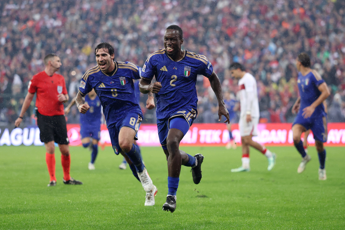 BURSA, TURQUIA - 28 DE SETEMBRO: Michael Gayot, da Itália, comemora marcar o terceiro gol de seu time com o companheiro Sandro Donali. Durante a partida da fase de grupos da Liga das Nações 2026/27 da UEFA entre Turquia e Itália, no Atatürk Spor Kompleksi Matli Stadyuur, 26, 26, 28 28 B. Turquia. (Foto de Ahmed Mora/Getty Images)