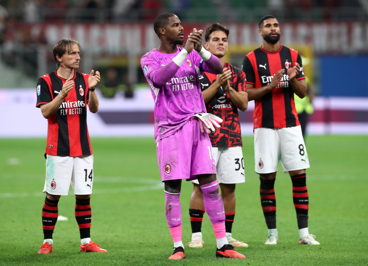 ITÁLIA - 20 DE SETEMBRO: Mike Michonne, do AC Milan, homenageia torcedores e companheiros de equipe após a partida da Série A entre AC Milan e US Lecce no Stadio Giuseppe Mesa em 20 de setembro de 2026 na Itália. (Foto de Marco Luzani/Getty Images)