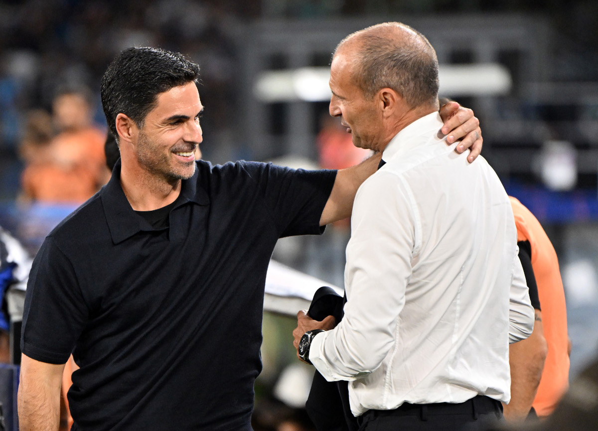NÁPOLES, ITÁLIA - 09 DE SETEMBRO: Mikel Arteta, técnico do Arsenal, Massimiliano Allegri, técnico do SSC Napoli, antes da partida MD1 da UEFA Champions League 2026/27 League Stage entre SSC Napoli e Arsenal FC entre SSC Napoli e Arsenal FC em 20 de setembro de 2012 no Stadio D690 em Nápoles, Itália. (Foto: Francesco Pecoraro/Getty Images)