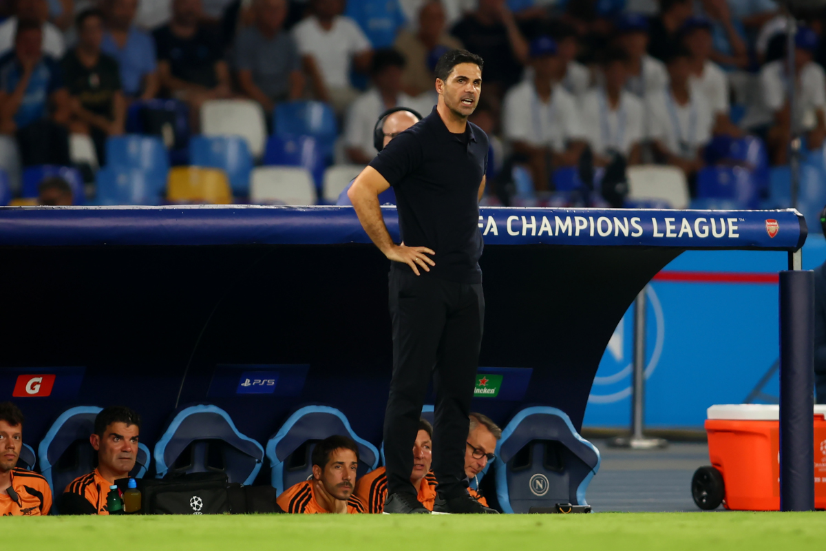 NÁPOLES, ITÁLIA - 09 DE SETEMBRO: Mikel Arteta, técnico do Arsenal FC, durante a partida MD1 da UEFA Champions League 2026/27 League Stage entre SSC Napoli e Arsenal FC no Stadio Diego Armando Maradona em 09 de setembro de 2026 em Nápoles. (Foto de Maurício Lagana/Getty Images)