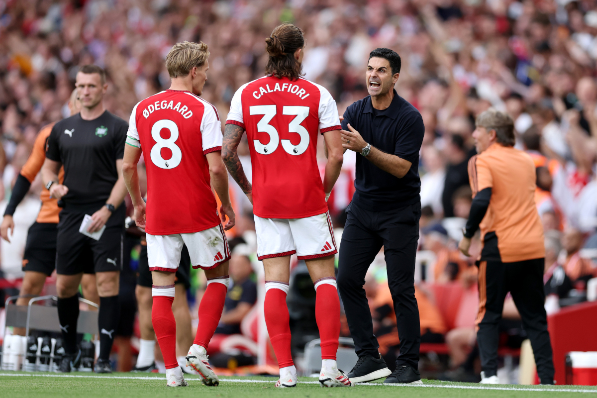 LONDRES, INGLATERRA - 06 DE SETEMBRO: O técnico do Arsenal, Mikel Arteta, reage com Martin Odegaard e Riccardo Calafiori do Arsenal durante a partida da Premier League 2026/2027 entre Arsenal FC e Chelsea FC no Emirates Stadium, Inglaterra. (Foto de Justin Setterfield/Getty Images)