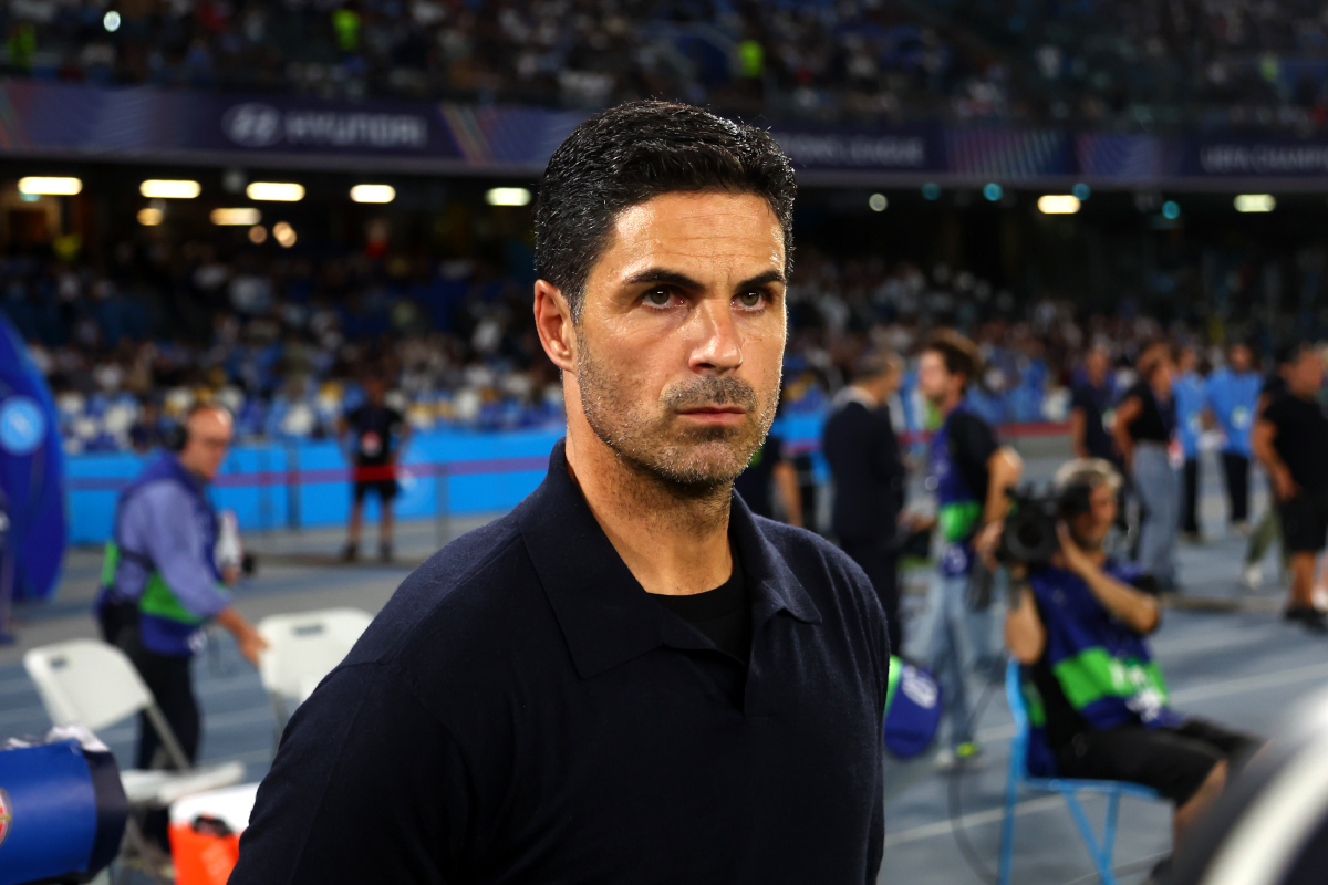NÁPOLES, ITÁLIA - 09 DE SETEMBRO: O técnico do Arsenal FC, Mikel Arteta, olha para o futuro durante a partida MD1 da fase MD1 da Liga dos Campeões da UEFA 2026/27 entre SSC Napoli e Arsenal FC no Stadio Diego Armando Maradona em 09 de setembro de 2026 em Nápoles. (Foto de Maurício Lagana/Getty Images)