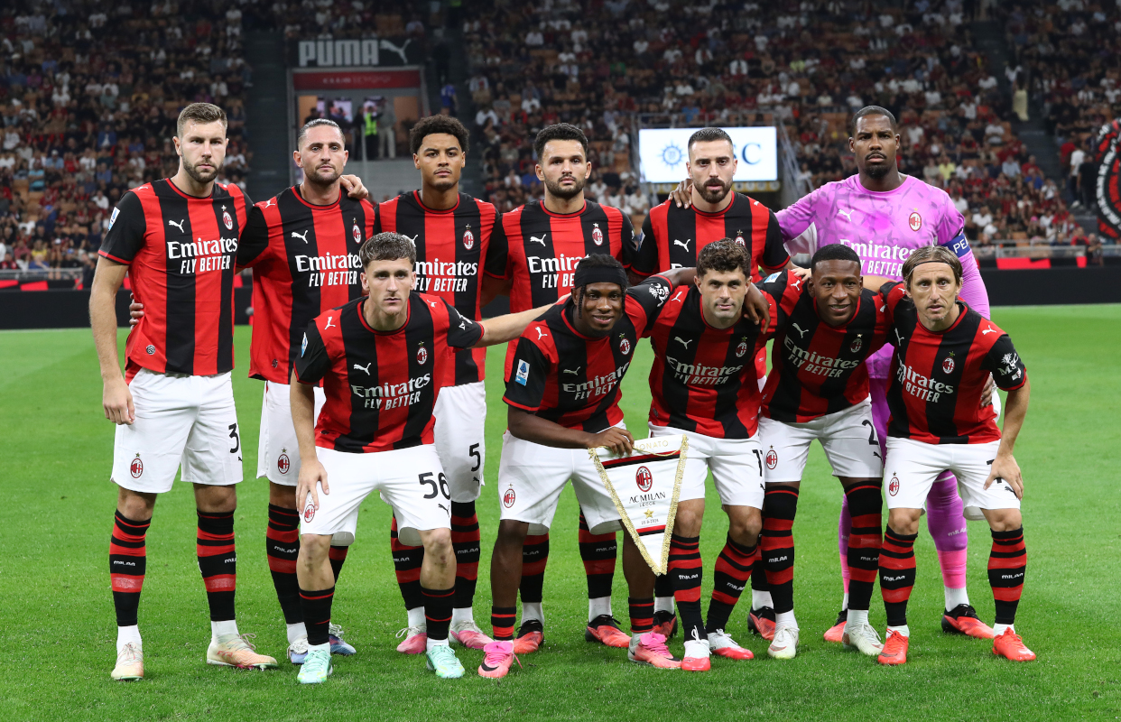 ITÁLIA - 20 DE SETEMBRO: Jogadores do AC Milan posam para uma foto de grupo antes da partida da Série A entre AC Milan e US Lecce no Stadio Giuseppe Mezza em 20 de setembro de 2026 na Itália. (Foto de Marco Luzani/Getty Images)