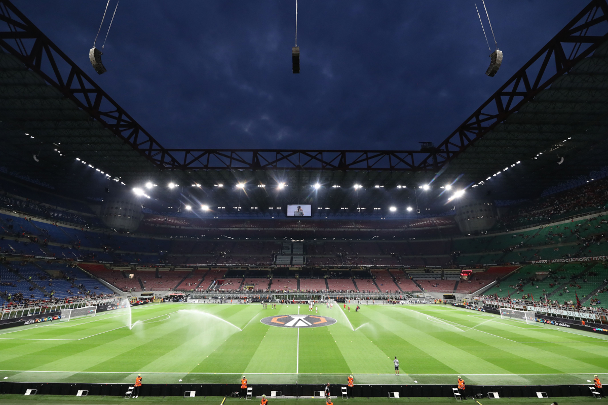 MILÃO, ITÁLIA - 16 DE SETEMBRO: Vista geral do Estádio Giuseppe Meazza San Siro antes da partida MD1 da UEFA Europa League 2026/27 League Stage entre AC Milan e SL Benfica no Stadio San Siro em 16 de setembro de 2026 em Milão. (Foto de Marco Luzani/Getty Images)