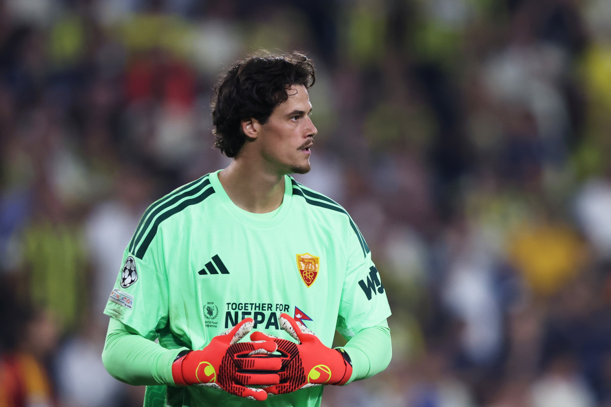 ISTAMBUL, TURQUIA - 10 DE SETEMBRO: Mile Svilar da AS Roma durante a partida da Fase MT1 da Liga dos Campeões da UEFA 2026/27 entre Fenerbahce SK e AS Roma no Complexo Fenerbahce Sucre Saragoku Spor em 20 de setembro em Istambul. (Foto de Burak Kara/Getty Images)