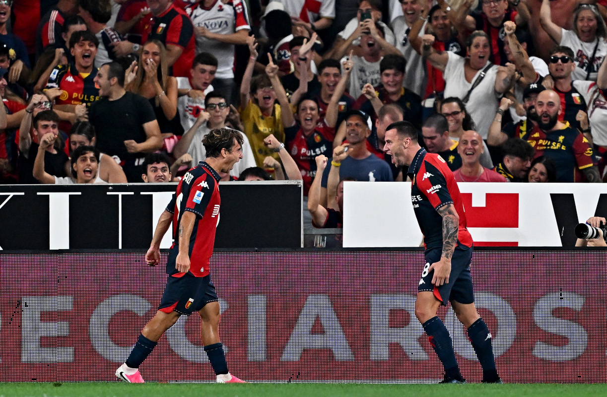 GENOA, ITALY - SEPTEMBER 04: Milutin Osmajic of Genoa celebrates scoring his team’s first goal with Tommaso Baldanzi during the Serie A match between Genoa CFC and Como 1907 at Stadio Luigi Ferraris on September 04, 2026 in Genoa, Italy. (Photo by Simone Arveda/Getty Images)