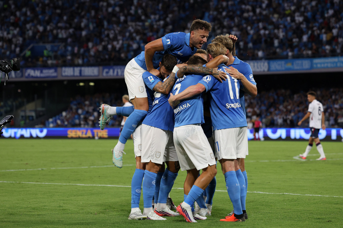 NÁPOLES, ITÁLIA - 13 DE SETEMBRO: Stanislav Lobotka do SSC Napoli comemora marcar o primeiro gol de sua equipe durante a partida da Série A entre SSC Napoli e Bologna FC no Stadio Diego Armando Maradona em 13 de setembro de 2026 em Nápoles, Itália. (Foto: Francesco Pecoraro/Getty Images)