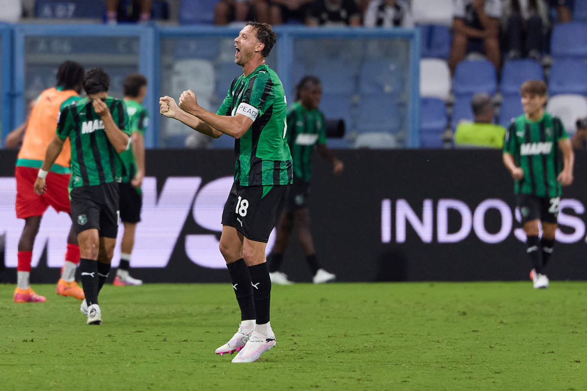 REGGIO NELL'EMILIA, ITÁLIA - 13 DE SETEMBRO: Nemanja Matic do US Sassuolo comemora depois que Kieron Bowie do US Sassuolo marca o segundo gol de seu time durante a partida da Série A entre US Sassuolo e Juventus no Mabe Stadium em 23 de setembro em Reggio del Tricolore - Citta 'del Tricolore. nell'Emilia, Itália. (Foto de Emmanuel Ciancaglini/Getty Images)