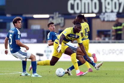 ITALY - SEPTEMBER 14: Nesta Elphege of Parma Calcio 1913 is challenged by Jacobo Ramon of Como 1907 during the Serie A match between Como 1907 and Parma Calcio at Giuseppe Sinigaglia Stadium on September 14, 2026 in Italy. (Photo by Marco Luzzani/Getty Images)