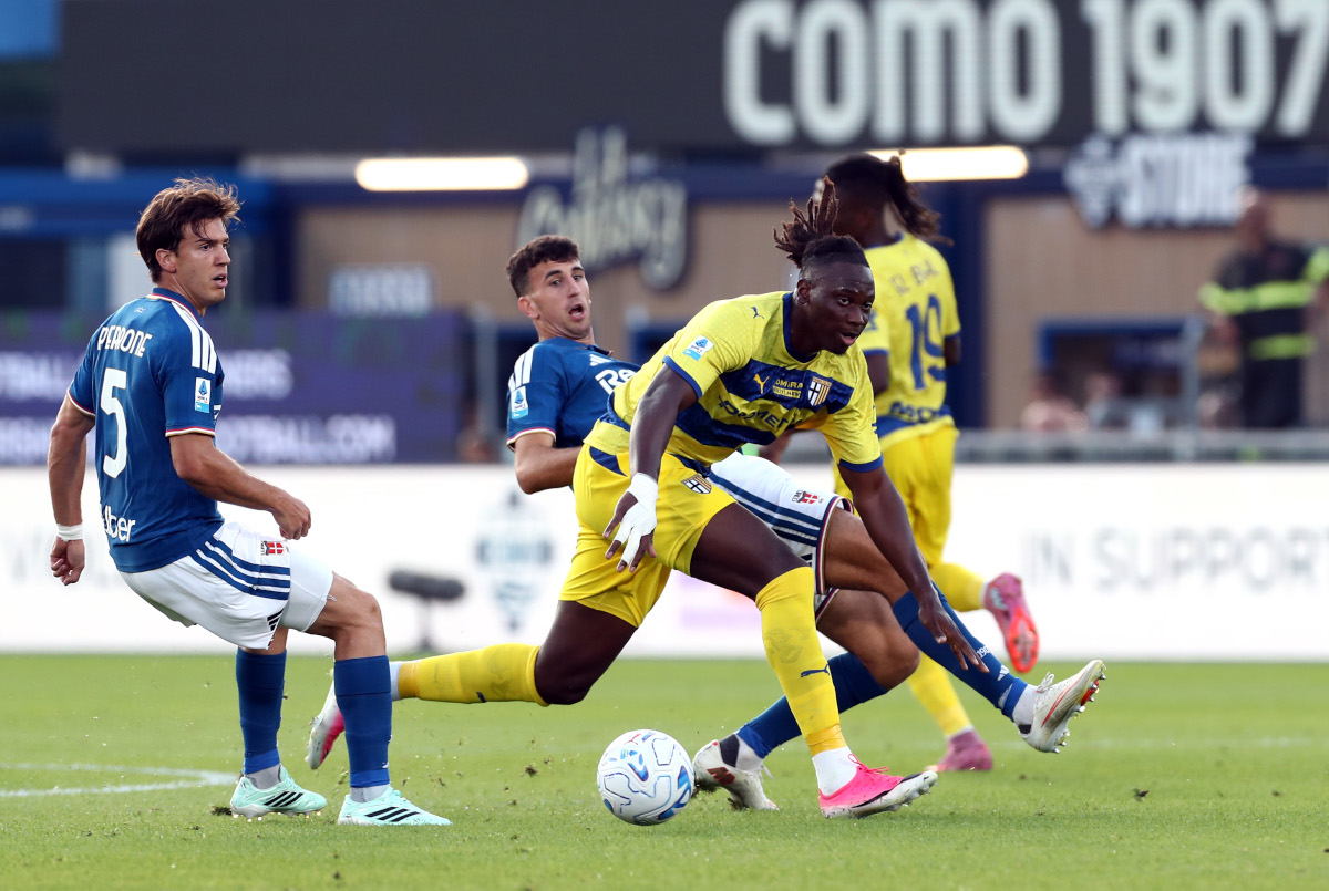 ITÁLIA - 14 DE SETEMBRO: Nesta Elpage do Parma Calcio 1913 é desafiado por Jacopo Ramon do Como 1907 durante a partida da Série A entre Como 1907 e Parma Calcio no Estádio Giuseppe Sinaglia em 14 de setembro de 2026 na Itália. (Foto de Marco Luzzani/Getty Images)