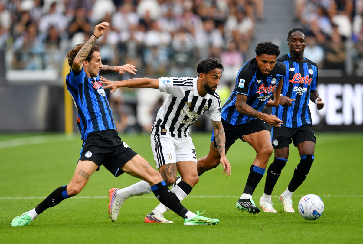 TURIM, ITÁLIA - 20 DE SETEMBRO: Nicolas Gonzalez da Juventus é desafiado por Lorenzo Bernasconi e Ederson do Atlanta BC durante a partida da Série A entre Juventus e Atlanta BC no Allianz Stadium em 20 de setembro de 2026 em Torino, Itália. (Foto de Valerio Pennicino/Getty Images)