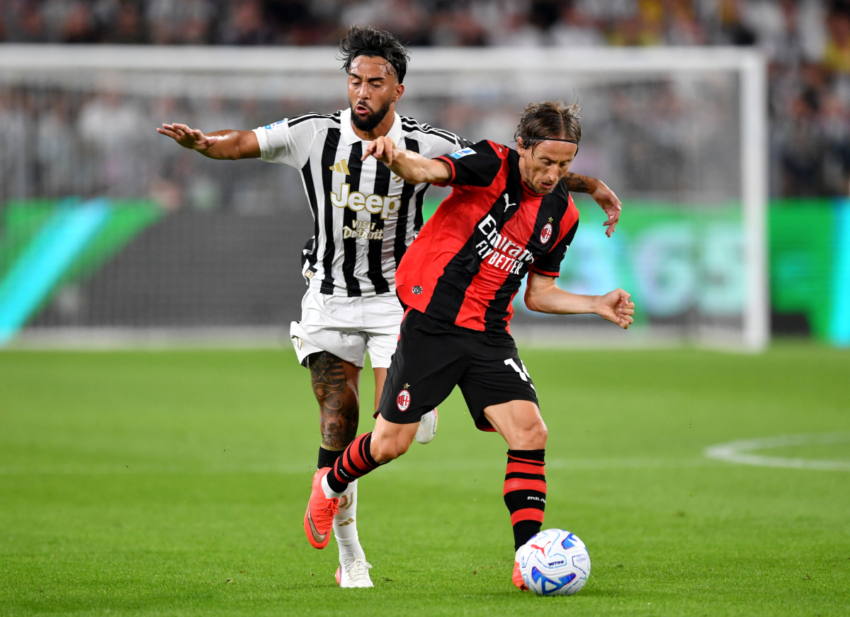 TURIM, ITÁLIA - 06 DE SETEMBRO: Luka Modric do Milan corre para a bola sob pressão de Nicolas Gonzalez da Juventus durante a partida da Série A entre Juventus e AC Milan no Allianz Stadium em 06 de setembro de 2026 em Torino, Itália. (Foto de Valerio Pennicino/Getty Images)