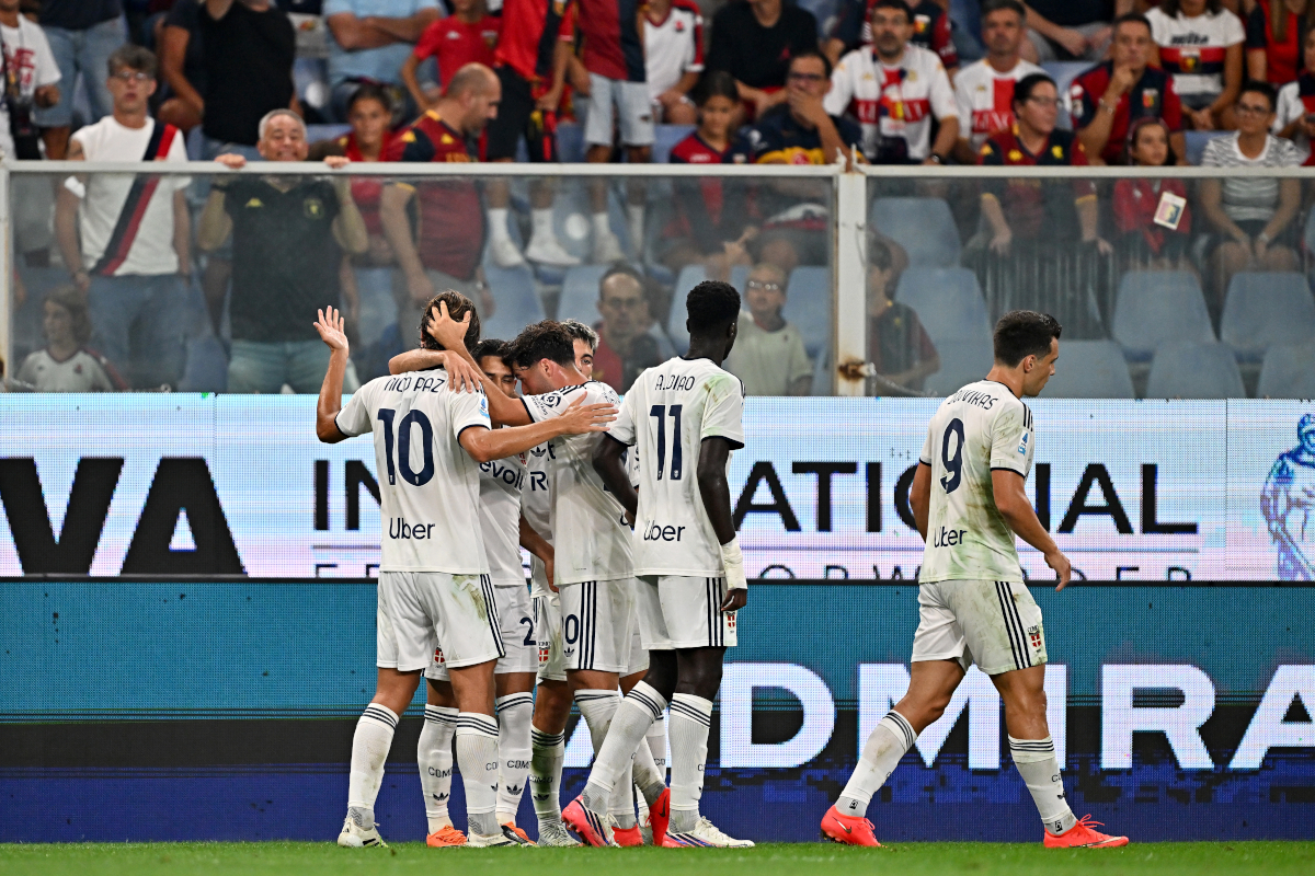 GÊNOVA, ITÁLIA - 04 DE SETEMBRO: Nico Paz de Como comemora marcar o terceiro gol de seu time com companheiros durante a partida da Série A entre Genoa CFC e Como 1907 no Stadio Luigi Ferraris em 04 de setembro de 2026 em Gênova, Itália. (Foto de Simone Arveda/Getty Images)