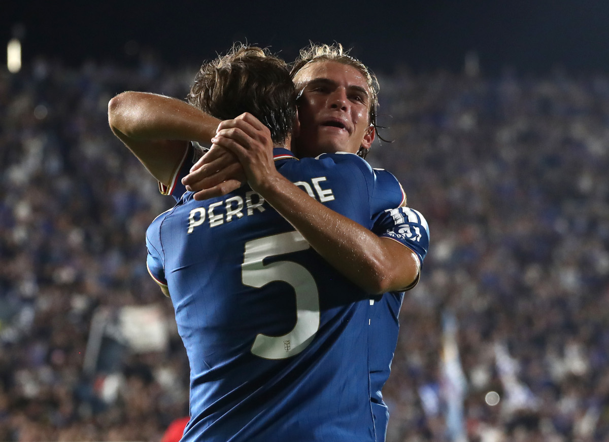COMO, ITÁLIA - 10 DE SETEMBRO: Maximo Perron do Como 1907 comemora marcar o quarto gol de seu time com Nico Bass durante a partida MD1 da UEFA Champions League 2026/27 League Stage entre Como 1907 e RB Leipzig no Stadion Stadium em 20 de setembro em Como, Itália. (Foto de Marco Luzani/Getty Images)