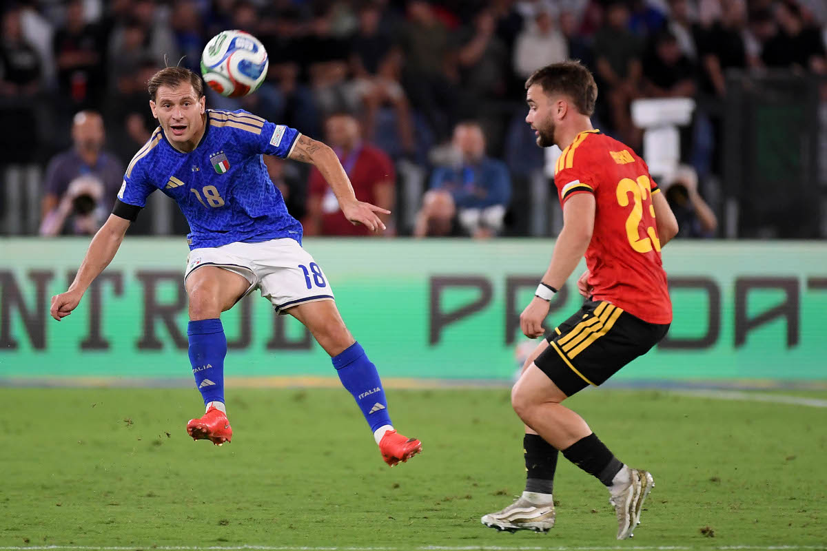 ROMA, ITÁLIA - 25 DE SETEMBRO: Nicolo Parella da Itália chuta a bola durante a partida da fase de grupos da Liga das Nações 2026/27 da UEFA entre Itália e Bélgica no Stadio Olimpico em 25 de setembro de 2026 em Roma, Itália. (Foto de Marco Rossi/Getty Images)