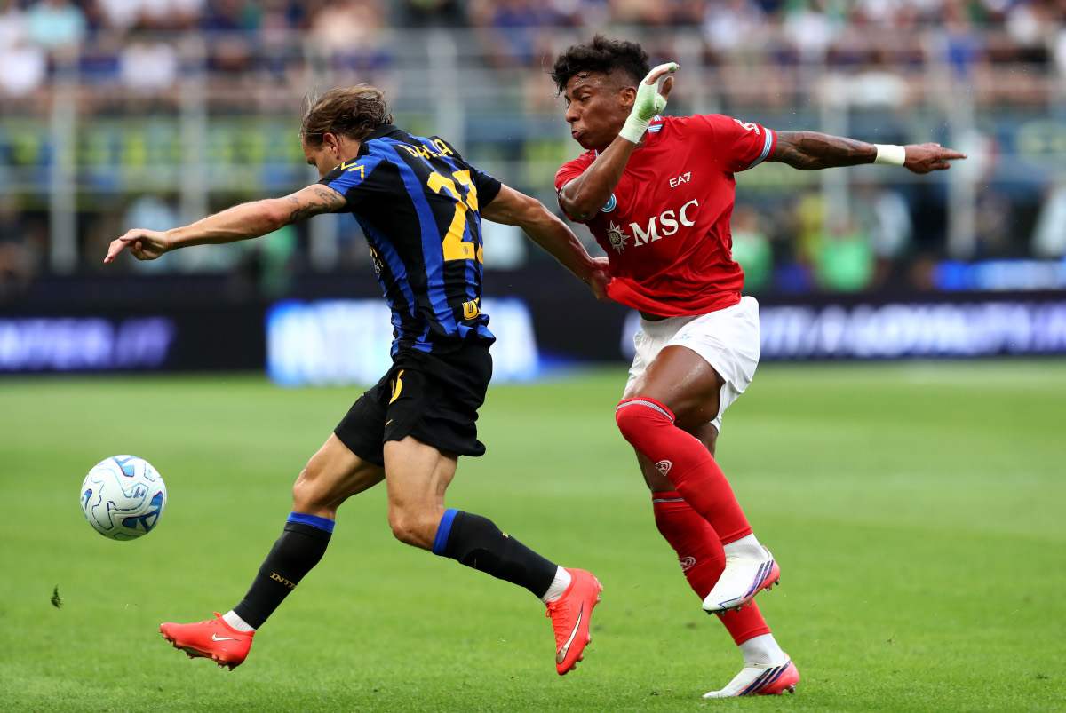 MILAN, ITALY - SEPTEMBER 05: Alisson Santos of Napoli is challenged by Nicolo Barella of Internazionale during the Serie A match between FC Internazionale and SSC Napoli at Stadio Giuseppe Meazza on September 05, 2026 in Milan, Italy. (Photo by Marco Luzzani/Getty Images)