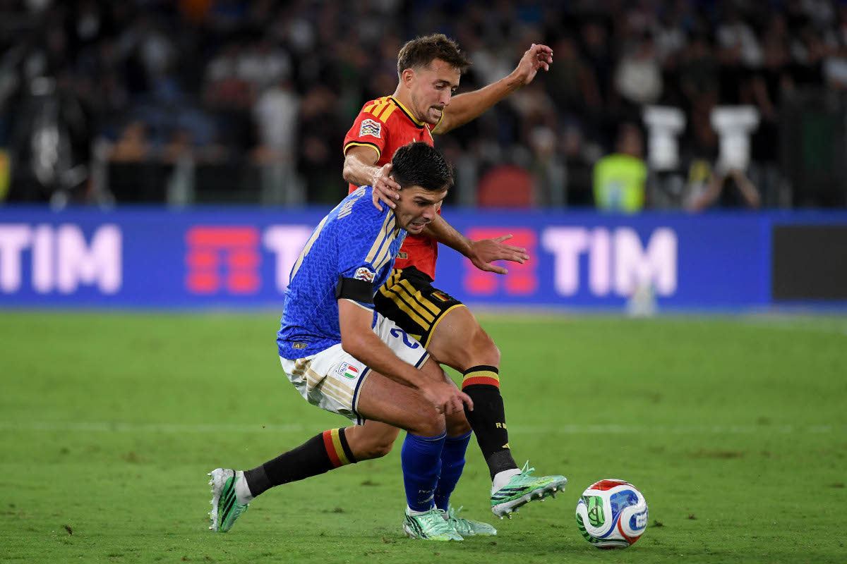 ROMA, ITÁLIA - 25 DE SETEMBRO: Niccolo Gâmbia da Itália compete pela bola com Timothee Castagne durante a partida da fase de grupos da Liga das Nações 2026/27 da UEFA entre Itália e Bélgica no Stadio Olimpico em 25 de setembro de 2026 em Roma, Itália. (Foto de Marco Rossi/Getty Images)