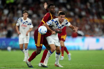 ROME, ITALY - SEPTEMBER 05: Nikola Krstovic of Atalanta is challenged by Evan Ndicka of Roma during the Serie A match between AS Roma and Atalanta BC at Stadio Olimpico on September 05, 2026 in Rome, Italy. (Photo by Paolo Bruno/Getty Images)