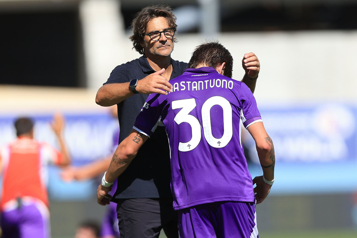 Florença, Itália - 20 de setembro: Paolo Vanoli, técnico da ACF Fiorentina, responde ao técnico da ACF Fiorentina, Franco Mastantuono, durante a partida da Série A entre ACF Fiorentina e SSC Napoli no Stadio Artemio Franchi, em Florença. (Foto de Gabriel Maltindi/Getty Images)