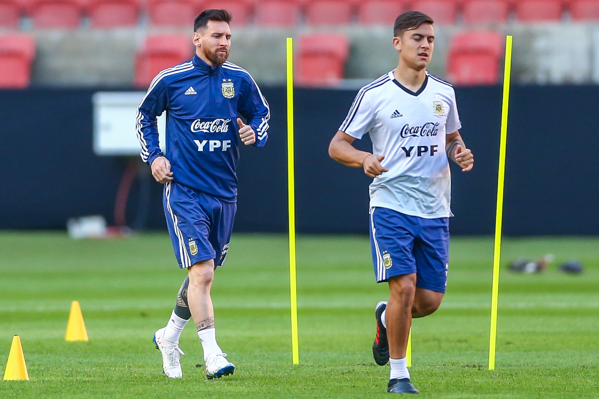 Porto Alegre, Brasil - 22 de junho de 2019 - Lionel Messi e Paulo Dybala durante treino no Estádio Beira-Rio, em Porto Alegre, Brasil. (Foto de Lucas Ubel/Getty Images)