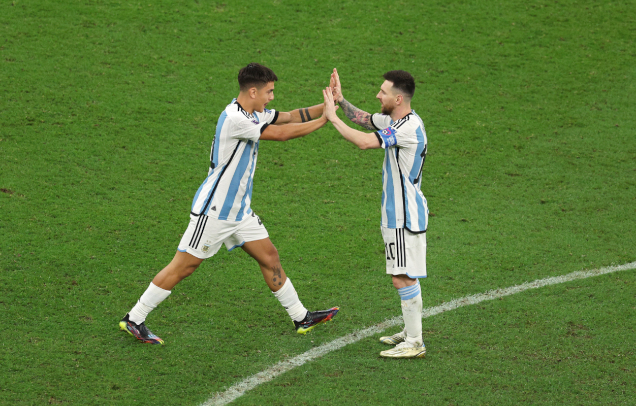 CIDADE DE LUSAIL, QATAR - 18 DE DEZEMBRO: Paulo Dybala, da Argentina, comemora o segundo pênalti de Lionel Messi durante a disputa de pênaltis entre Argentina e França durante a final da Copa do Mundo FIFA Qatar 2022. (Foto de Richard Heathcote/Getty Images)