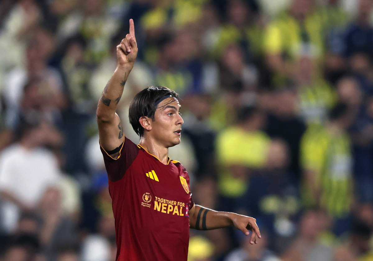 ISTAMBUL, TURQUIA - 10 DE SETEMBRO: Paulo Dybala da AS Roma durante a partida da Fase MT1 da Liga dos Campeões da UEFA 2026/27 entre Fenerbahce SK e AS Roma no Complexo Fenerbahce Sukru Saracoglu Spor em 26 de setembro de 2010 em Istambul, Turquia. Ele gesticulou. (Foto de Burak Kara/Getty Images)