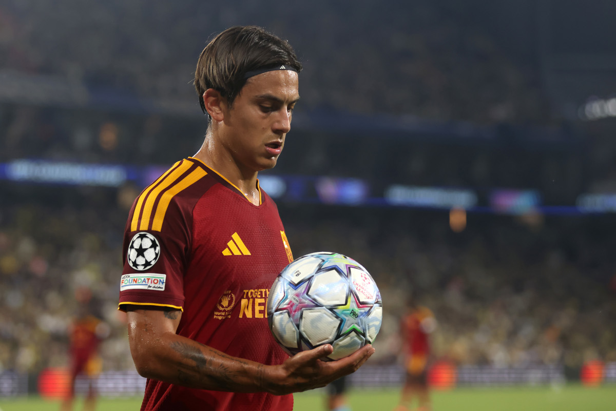 ISTAMBUL, TURQUIA - 10 DE SETEMBRO: Paulo Dybala da AS Roma segura a bola durante a partida da Fase MT1 da Liga dos Campeões da UEFA 2026/27 entre Fenerbahce SK e AS Roma no Complexo Fenerbahçe Sukru Sarakoglu Spor, Istambul, em setembro de 2020202010. (Foto de Burak Kara / Getty Images)