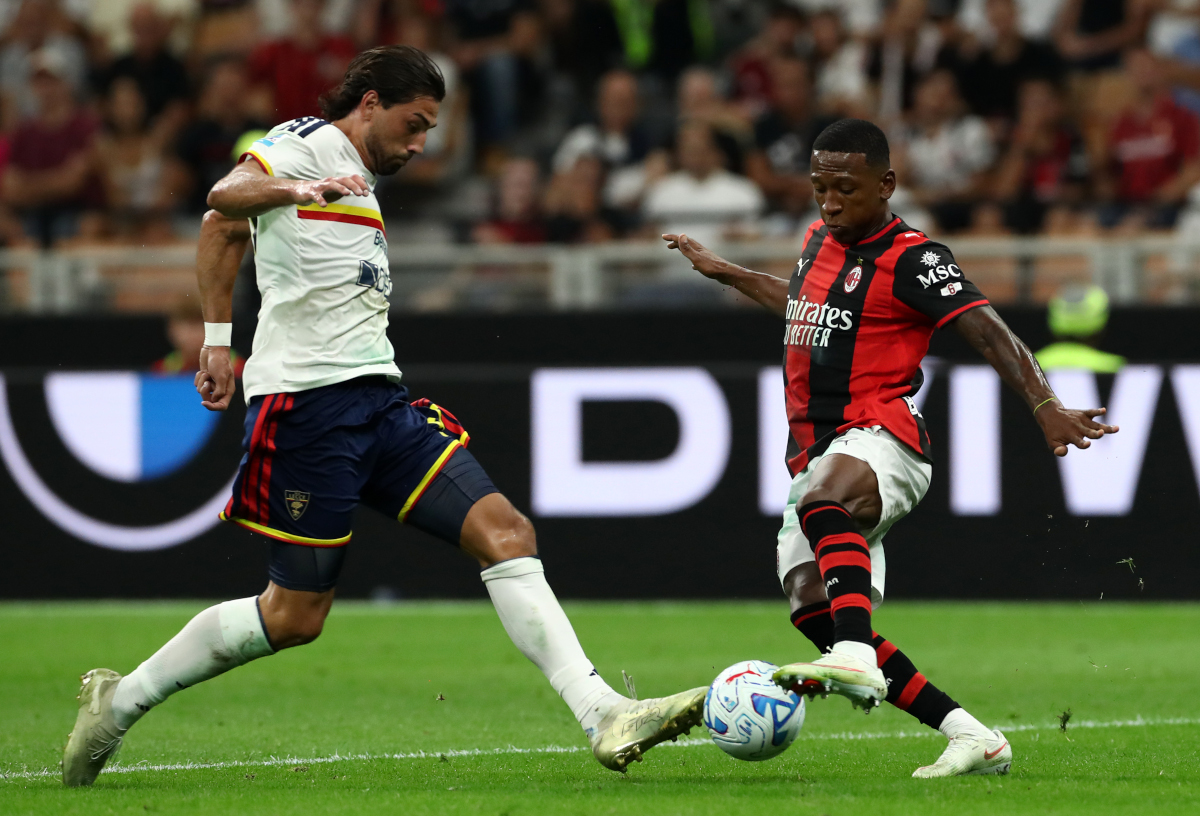 ITÁLIA - 20 DE SETEMBRO: Santiago Pierotti do US Legs desafia Pervis Estupinan do AC Milan durante a partida da Série A entre AC Milan e US Lecce no Stadio Giuseppe Meazza em 20 de setembro de 2026 na Itália. (Foto de Marco Luzzani/Getty Images)