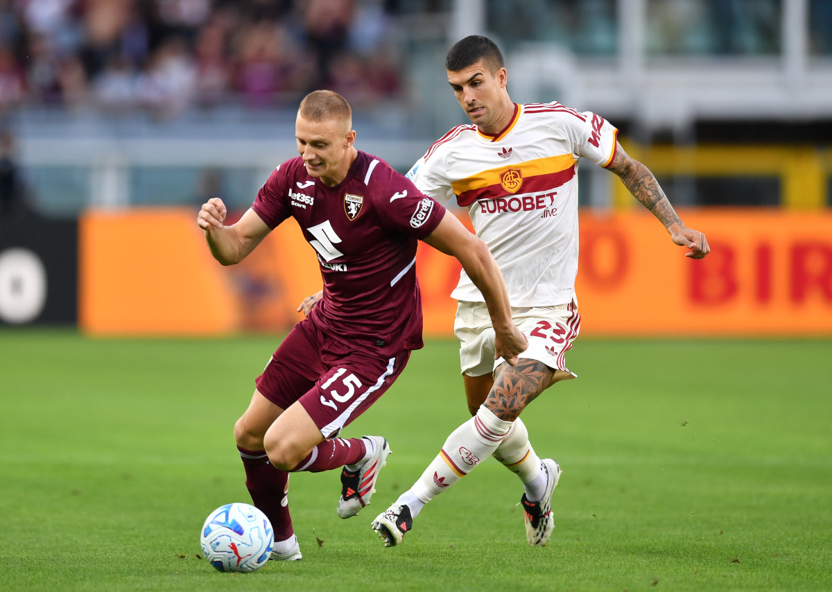 TURIM, ITÁLIA - 14 DE SETEMBRO: Pietro Comuso do Torino FC corre com a bola sob pressão de Gianluca Mancini da AS Roma durante a partida da Série A entre Torino FC e AS Roma no Stadio Olimpico Grande Torino em 14 de setembro de 2026 em Torino, Itália. (Foto de Valerio Pennicino/Getty Images)
