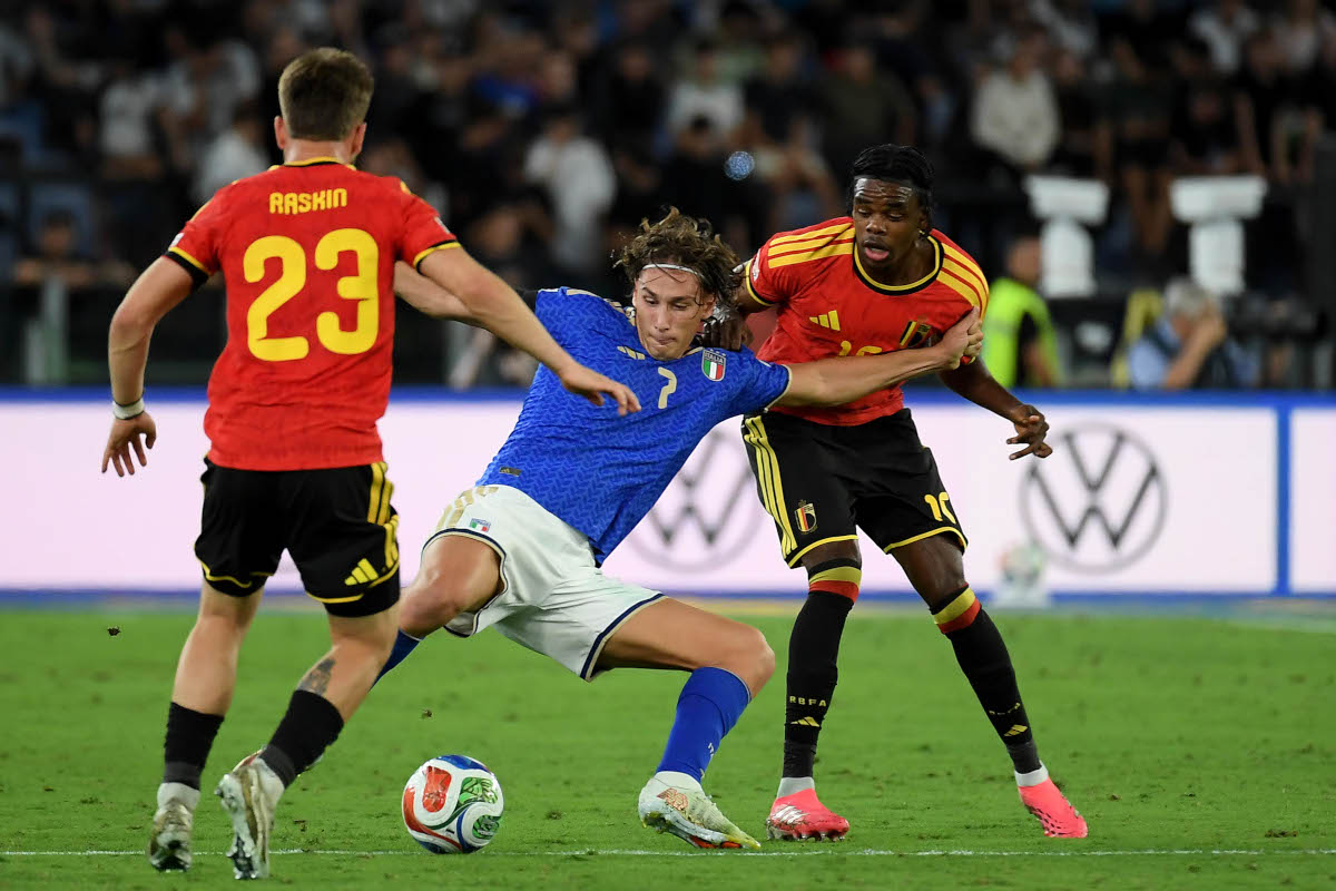 ROMA, ITÁLIA - 25 DE SETEMBRO: Pio Esposito da Itália compete pela bola com Nathan Ngoe durante a partida da fase de grupos da Liga das Nações 2026/27 da UEFA entre Itália e Bélgica no Stadio Olimpico em 25 de setembro de 2026 em Roma, Itália. (Foto de Marco Rossi/Getty Images)