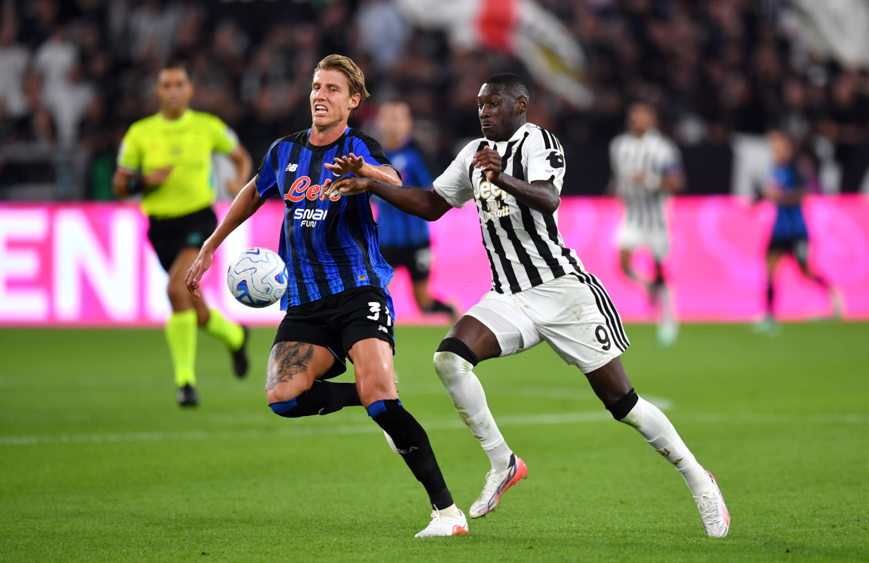 TURIM, ITÁLIA - 20 DE SETEMBRO: Randall Kolo Mwani da Juventus está sob pressão de Thomas Thiessen Christensen do Atlanta BC durante a partida da Série A entre Juventus e Atlanta BC no Allianz Stadium em 20 de setembro de 2026 em Torino, Itália. (Foto de Valerio Pennicino/Getty Images)