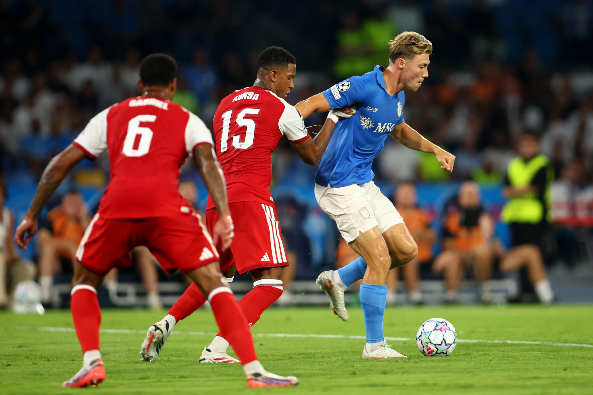 NÁPOLES, ITÁLIA - 09 DE SETEMBRO: Rasmus Hojlund do SSC Napoli compete pela bola com Ezri Konsa do SSC Napoli durante a partida MD1 da UEFA Champions League 2026/27 League Stage. Itália. (Foto de Maurício Lagana/Getty Images)