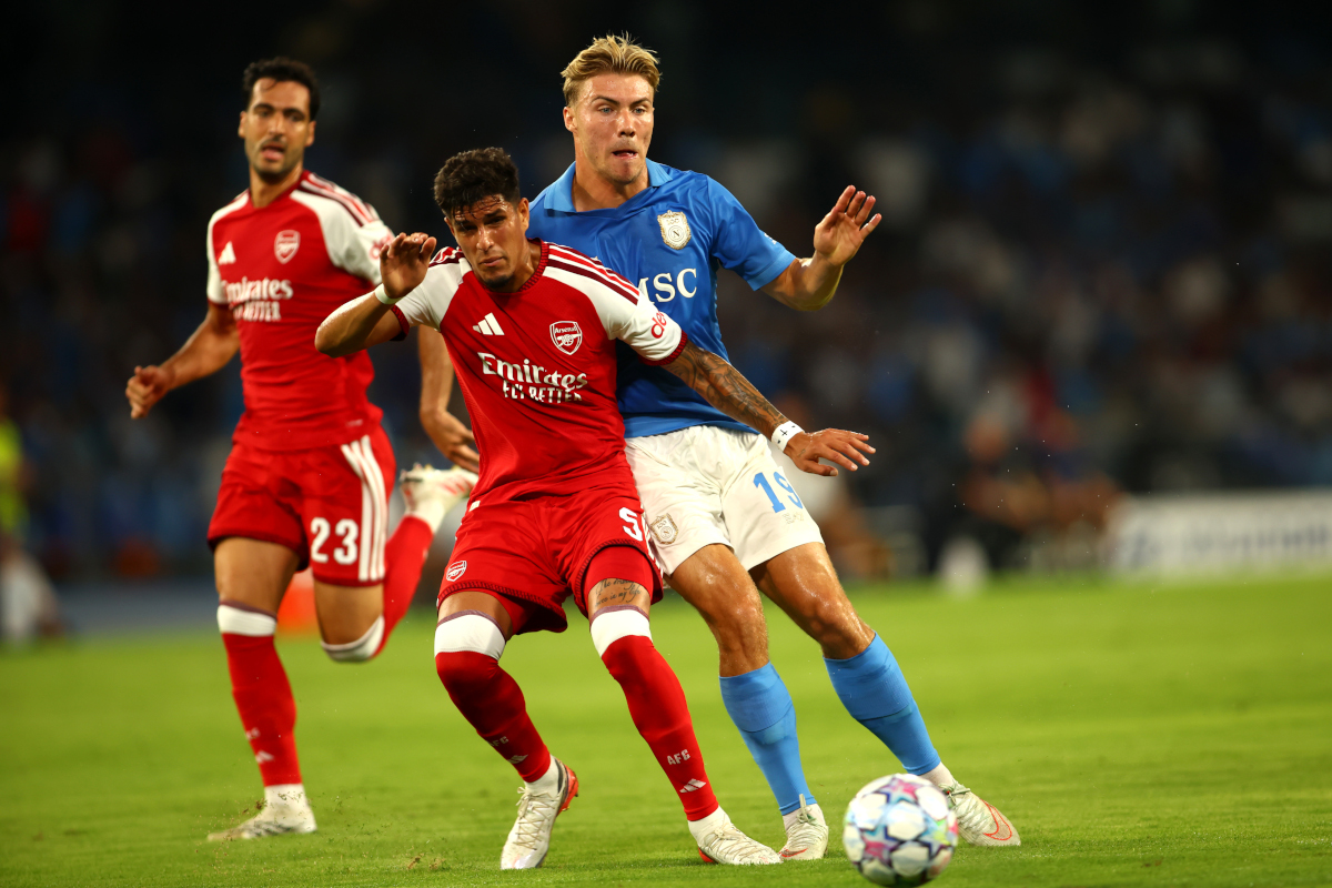 NÁPOLES, ITÁLIA - 09 DE SETEMBRO: Rasmus Hojlund do SSC Napoli compete pela bola durante a partida MD1 da UEFA Champions League 2026/27 League Stage entre SSC Napoli e Arsenal FC em Maradonas em 20 de setembro de 2020 em Nápoles, Nápoles, Itália. Itália. (Foto de Maurício Lagana/Getty Images)