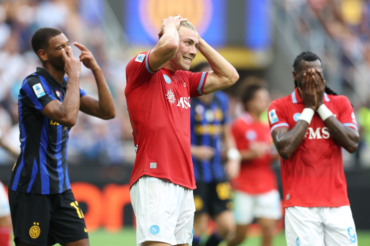 MILÃO, ITÁLIA - 05 DE SETEMBRO: Rasmus Hojlund do Napoli reage durante a partida da Série A entre FC Internazionale e SSC Napoli no Stadio Giuseppe Mezza em 05 de setembro de 2026 em Milão, Itália. (Foto de Cláudio Villa/Getty Images)
