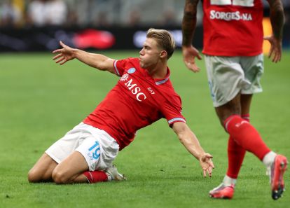 MILAN, ITALY - SEPTEMBER 05: Rasmus Hojlund of Napoli celebrates scoring his team’s second goal during the Serie A match between FC Internazionale and SSC Napoli at Stadio Giuseppe Meazza on September 05, 2026 in Milan, Italy. (Photo by Marco Luzzani/Getty Images)