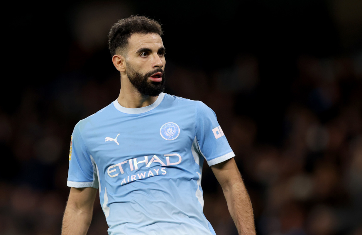 MANCHESTER, INGLATERRA - 17 DE SETEMBRO: Rayon Aid-Nouri do Manchester City durante a partida da terceira rodada da Carabao Cup entre Manchester City e Norwich City no Etihad Stadium em 17 de setembro de 2026 em Manchester, Inglaterra. (Foto de Carl Rezin/Getty Images)