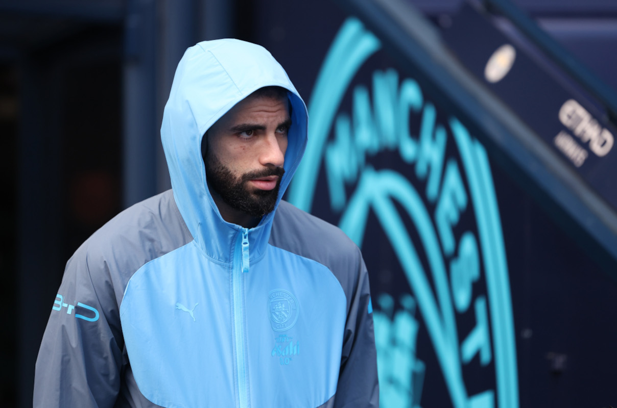 MANCHESTER, INGLATERRA - 20 DE SETEMBRO: Ryan Aid-Nouri, do Manchester City, chega ao campo antes da partida da Premier League 2026/27 entre Manchester City e Sunderland no Etihad Stadium em 20 de setembro de 2026 em Manchester, Inglaterra. (Foto de Matt McNulty/Getty Images)