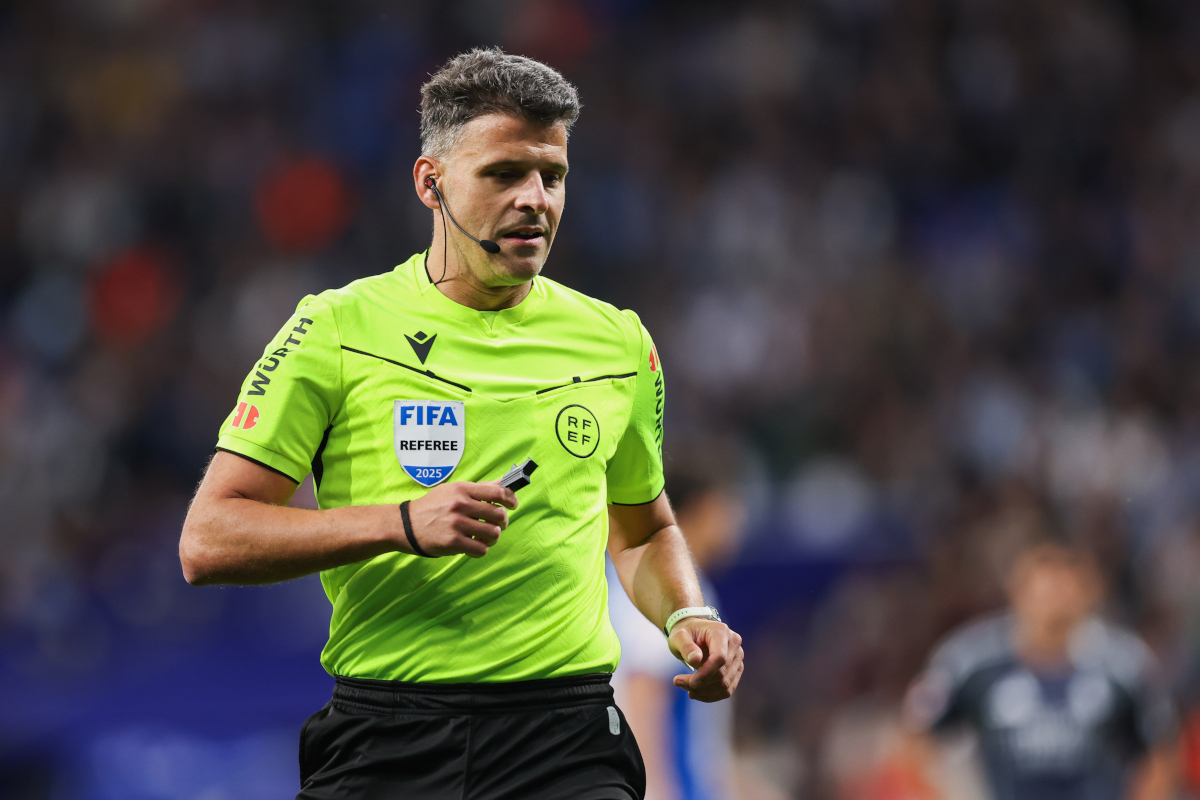 BARCELONA, ESPANHA - 03 DE MAIO: O árbitro Jesus Gil Manzano observa durante a partida LaLiga EA Sports entre RCD Espanyol de Barcelona e Real Madrid CF no RCDE Stadium em 03 de maio de 2026 em Barcelona, Espanha. (Foto de Judith Cordiel/Getty Images)