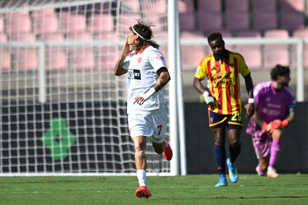LECCE, ITÁLIA - 13 DE SETEMBRO: Ricardo Mangas do AC Monza comemora marcar o primeiro gol de seu time durante a partida da Série A entre US Lecce e AC Monza no Stadio Via del Mare em 13 de setembro de 2026 em Lecce, Itália. (Foto: Francesco Pecoraro/Getty Images)