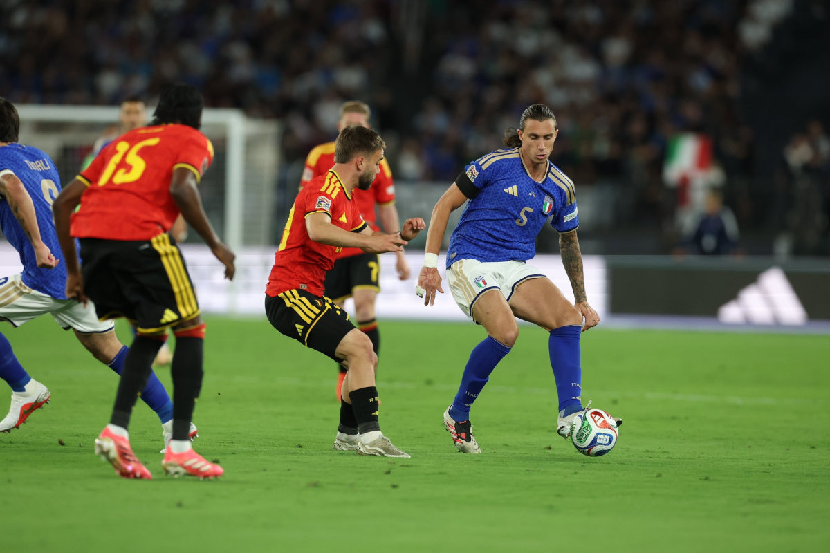 Riccardo Calafiori manda a bola para a Itália contra a Bélgica pela Liga das Nações (@azzurri)