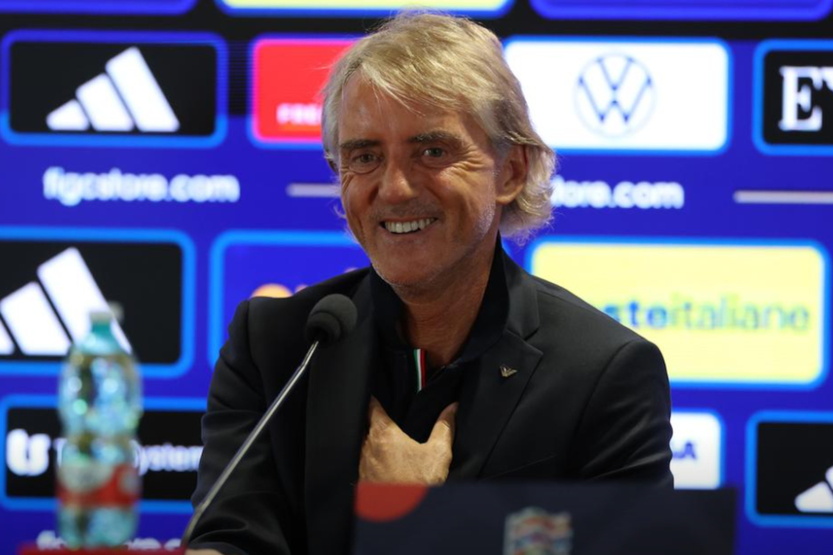 O técnico da Itália, Roberto Mancini, sorri durante uma coletiva de imprensa antes da partida da Liga das Nações contra a Bélgica (figc.it)