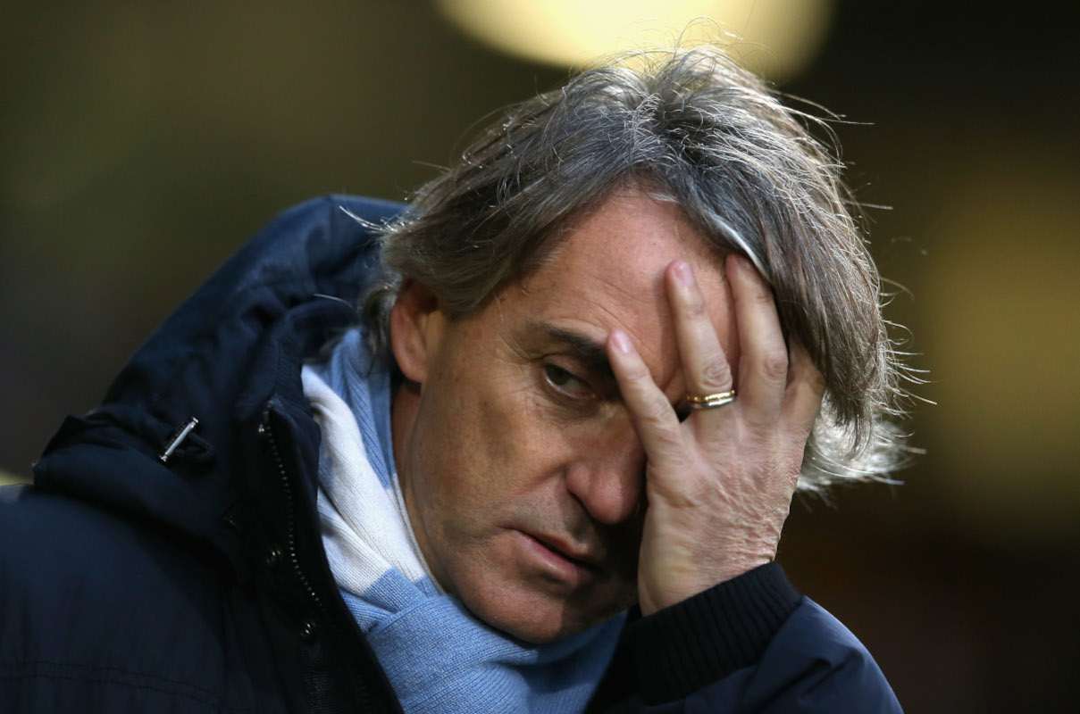 NORWICH, INGLATERRA - 29 DE DEZEMBRO: O técnico do Manchester City, Roberto Mancini, assiste à partida da Barclays Premier League entre Norwich City e Manchester City em Carrow Road em 29 de dezembro de 2012 em Norwich, Inglaterra. (Foto de Julian Finney/Getty Images)