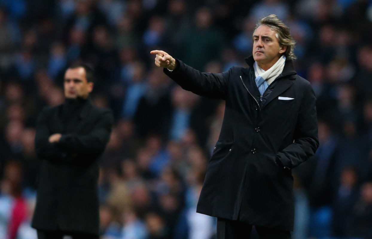 MANCHESTER, INGLATERRA - 17 DE ABRIL: O técnico do Manchester City, Roberto Mancini, gesticula durante a partida da Barclays Premier League entre Manchester City e Wigan Athletic no Etihad Stadium em 17 de abril de 2013 em Manchester, Inglaterra. (Foto de Alex Livesey/Getty Images)
